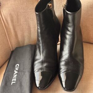 CHANEL Black Glossy Leather Heeled Boots